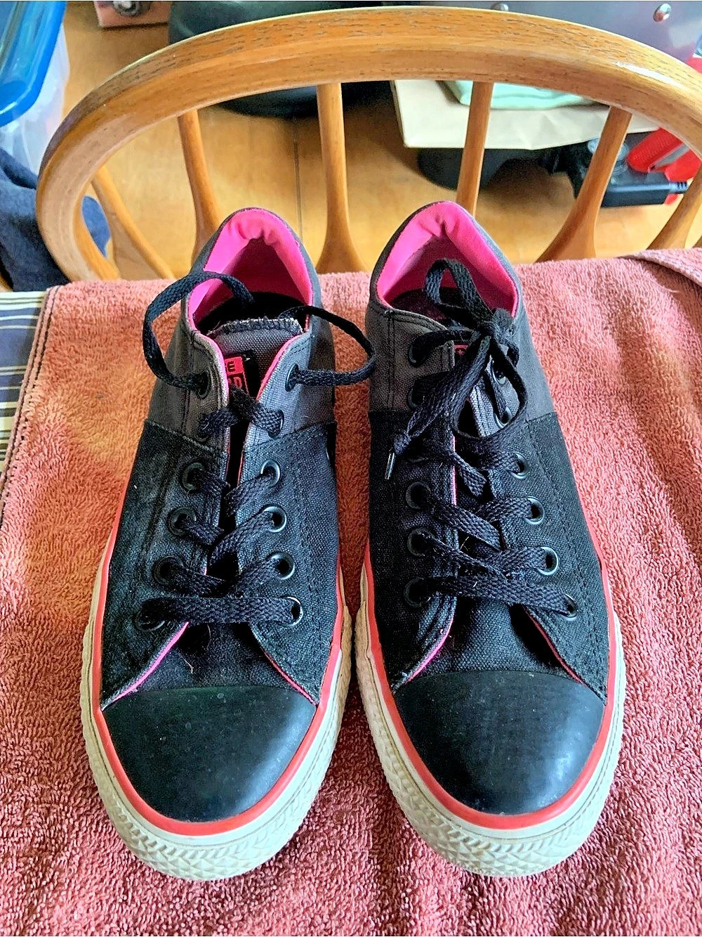 Converse Chuck Taylor All Star Black & Pink Sneakers